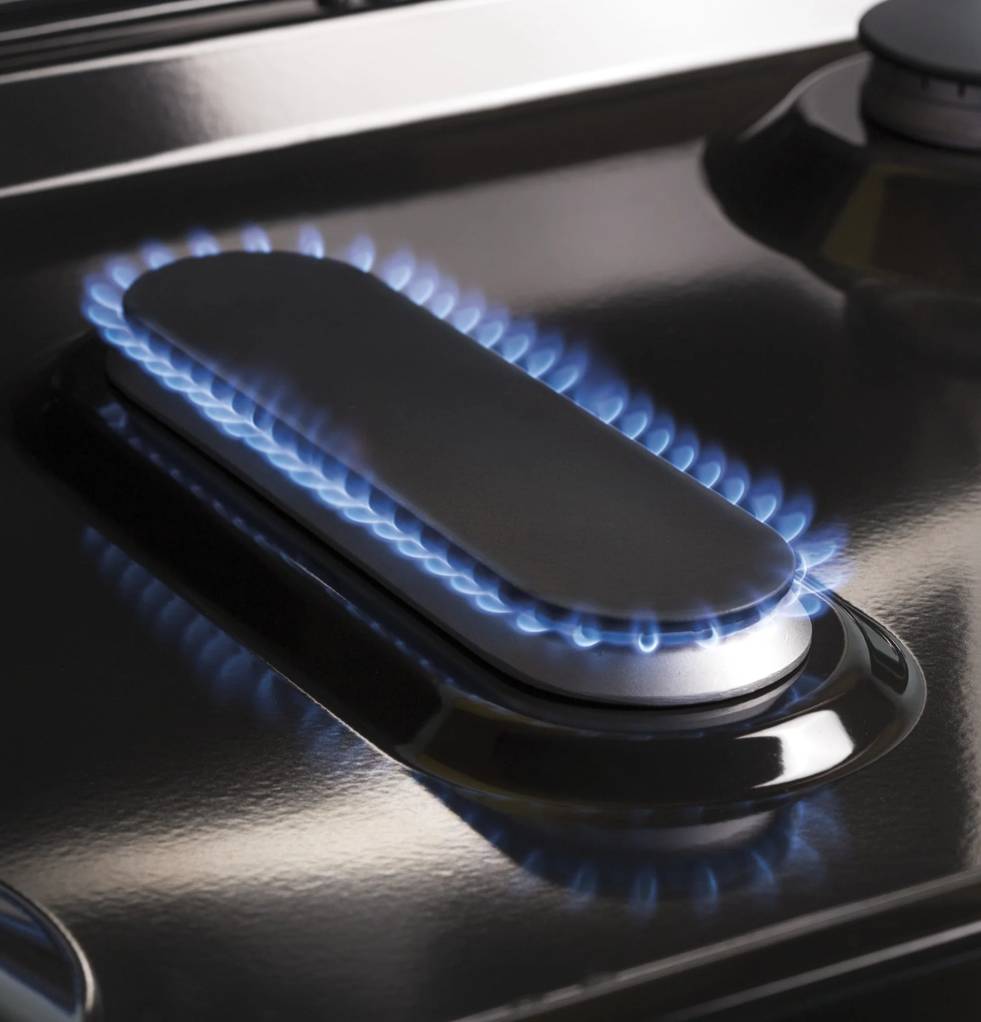 GE 30" Freestanding Gas Range With 5 Sealed Burners - Black - Image 2