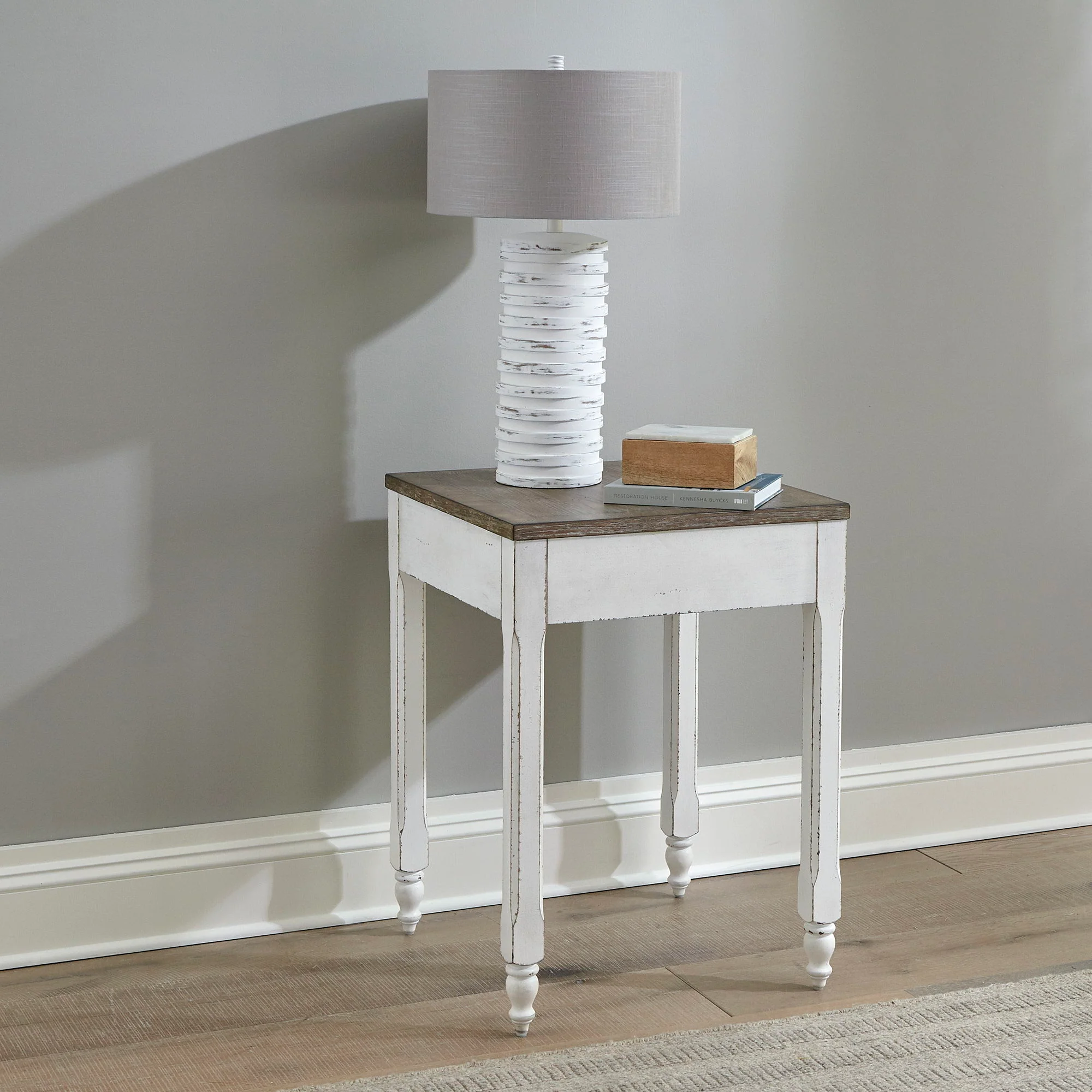 Magnolia Manor – Corner Filler – Antique White