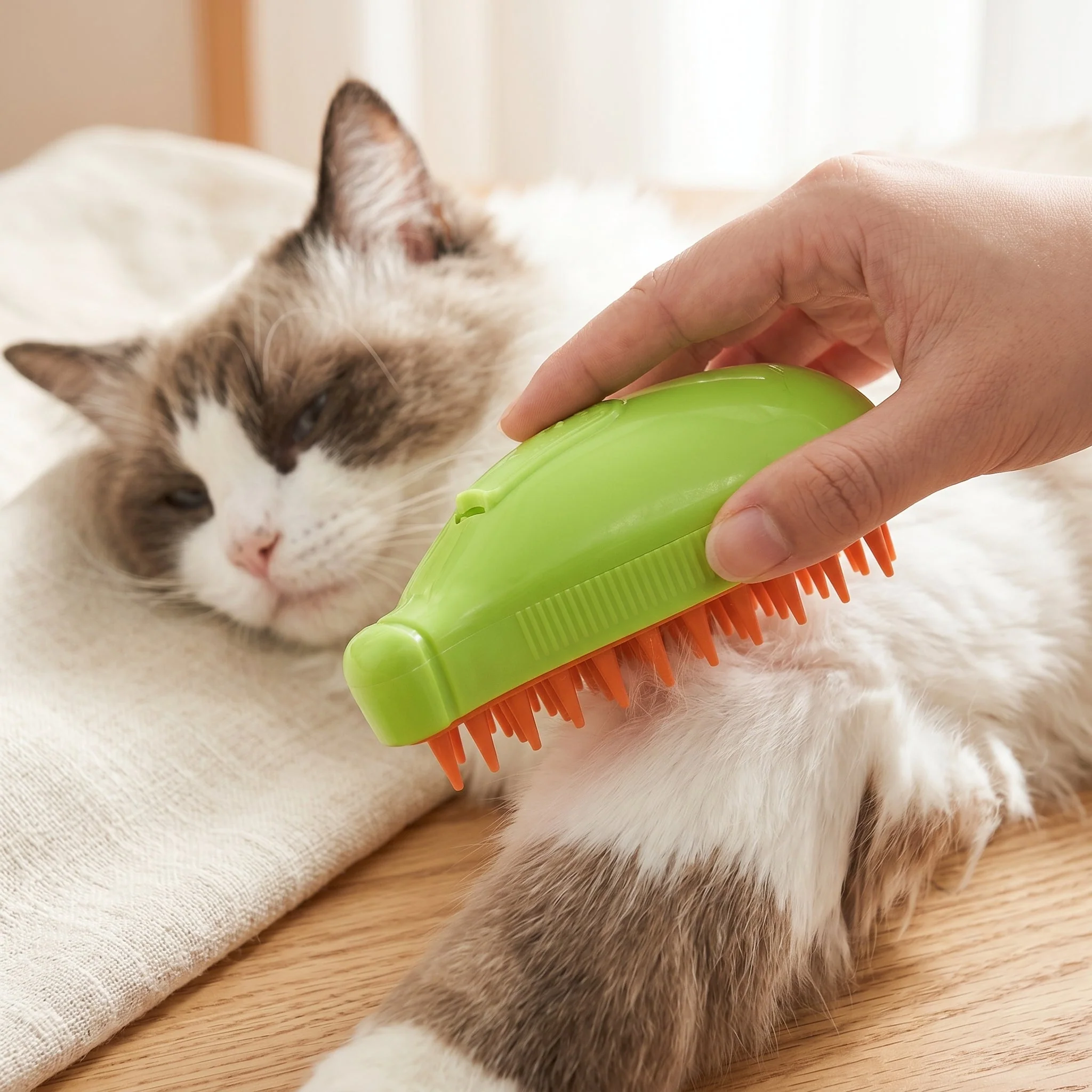 Refreshing Mist Pet Grooming Comb - Image 2