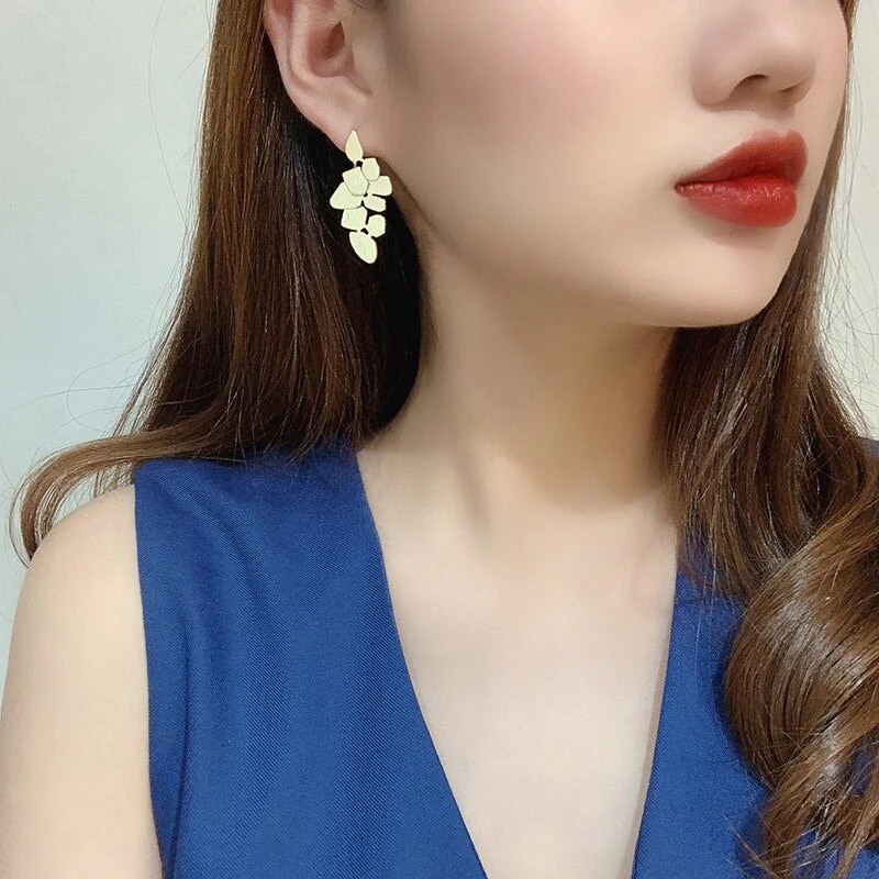 Elegant Timeless Leaf Retro Earrings - Image 2