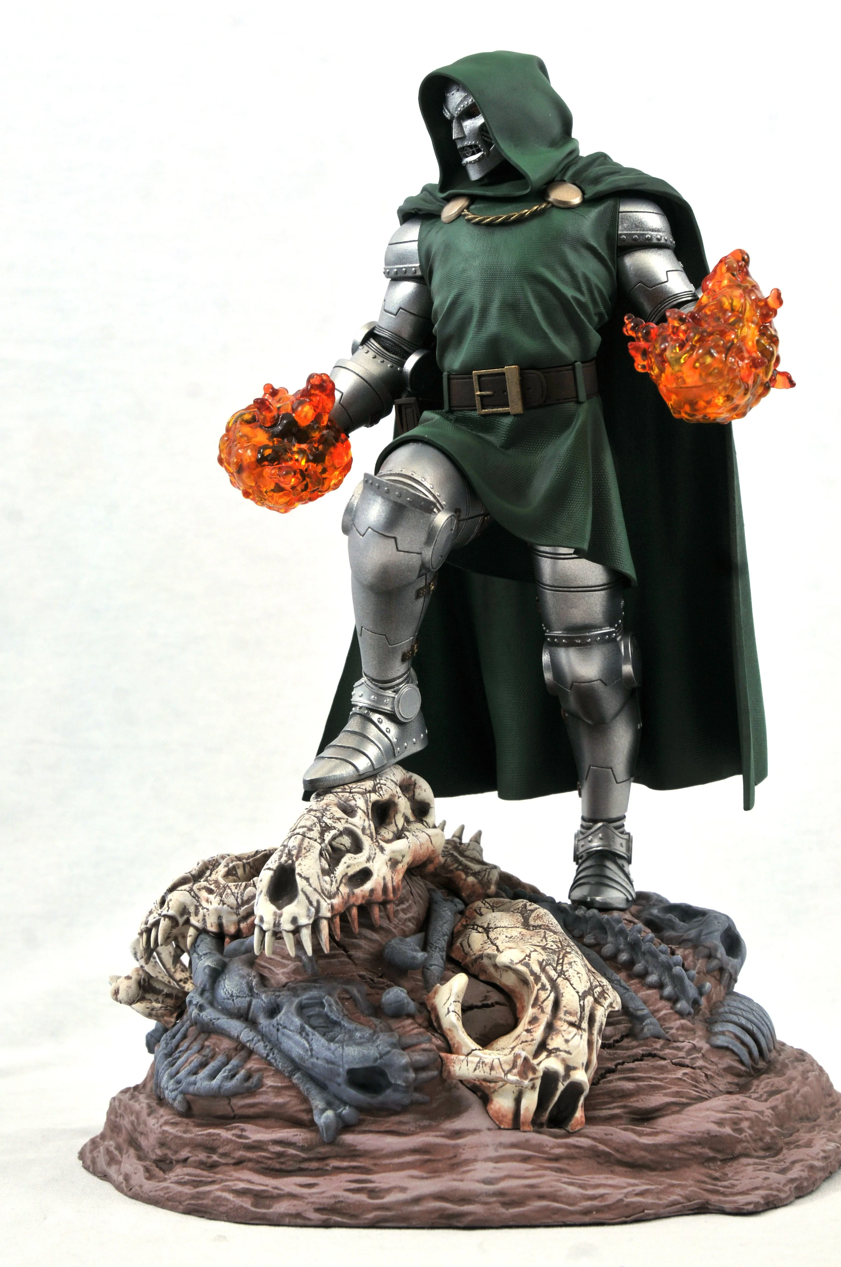 Diamond Select Toys Marvel Gallery Doctor Doom PVC Statue - Image 3