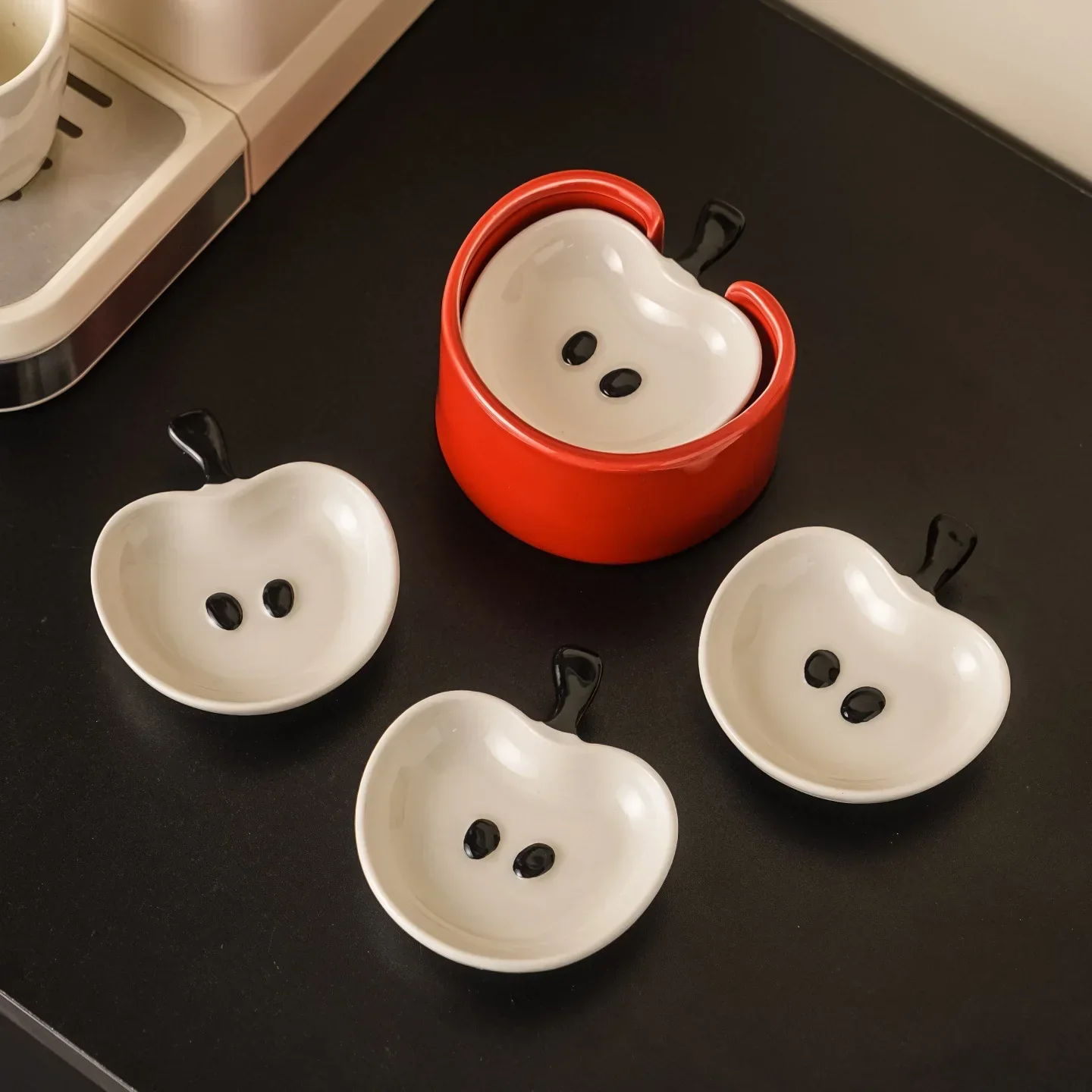 Yummy Apple-Shaped Snack Plates - Image 3