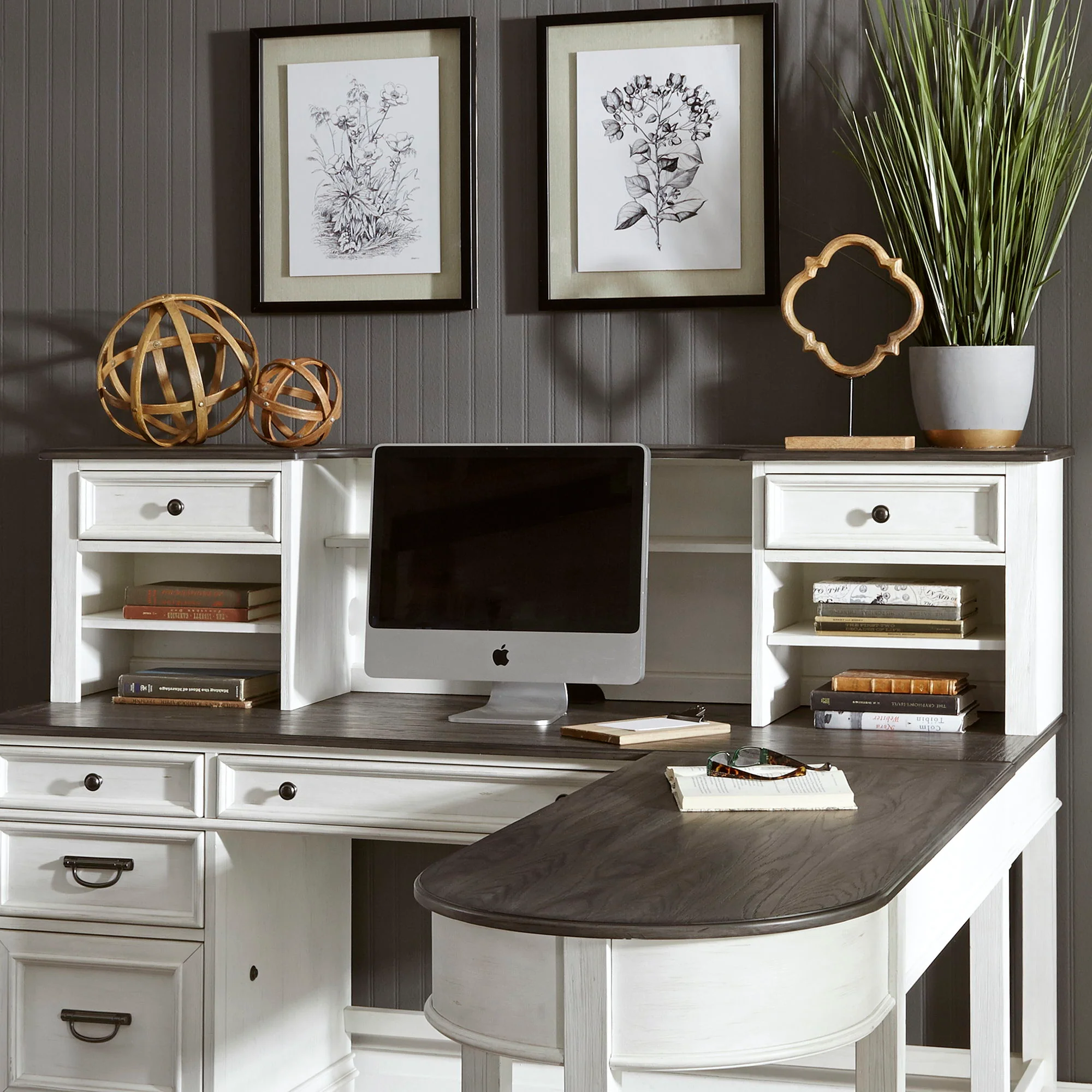 Allyson Park – Hutch – Wirebrushed White / Charcoal