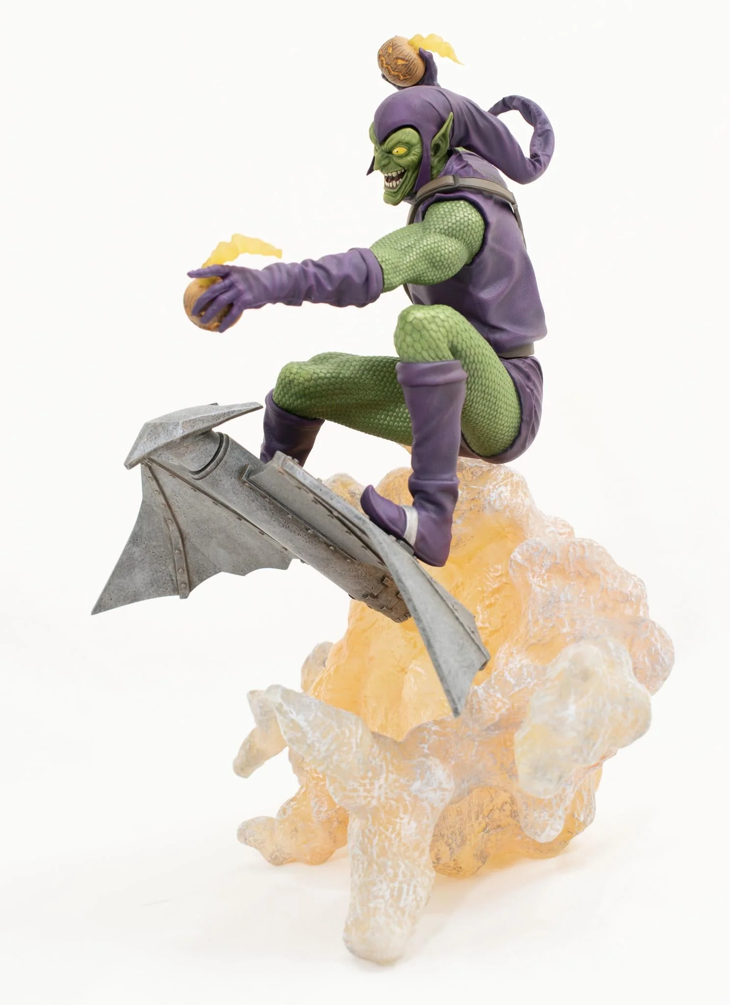 Diamond Select Toys Marvel Gallery Green Goblin Deluxe PVC Statue - Image 3